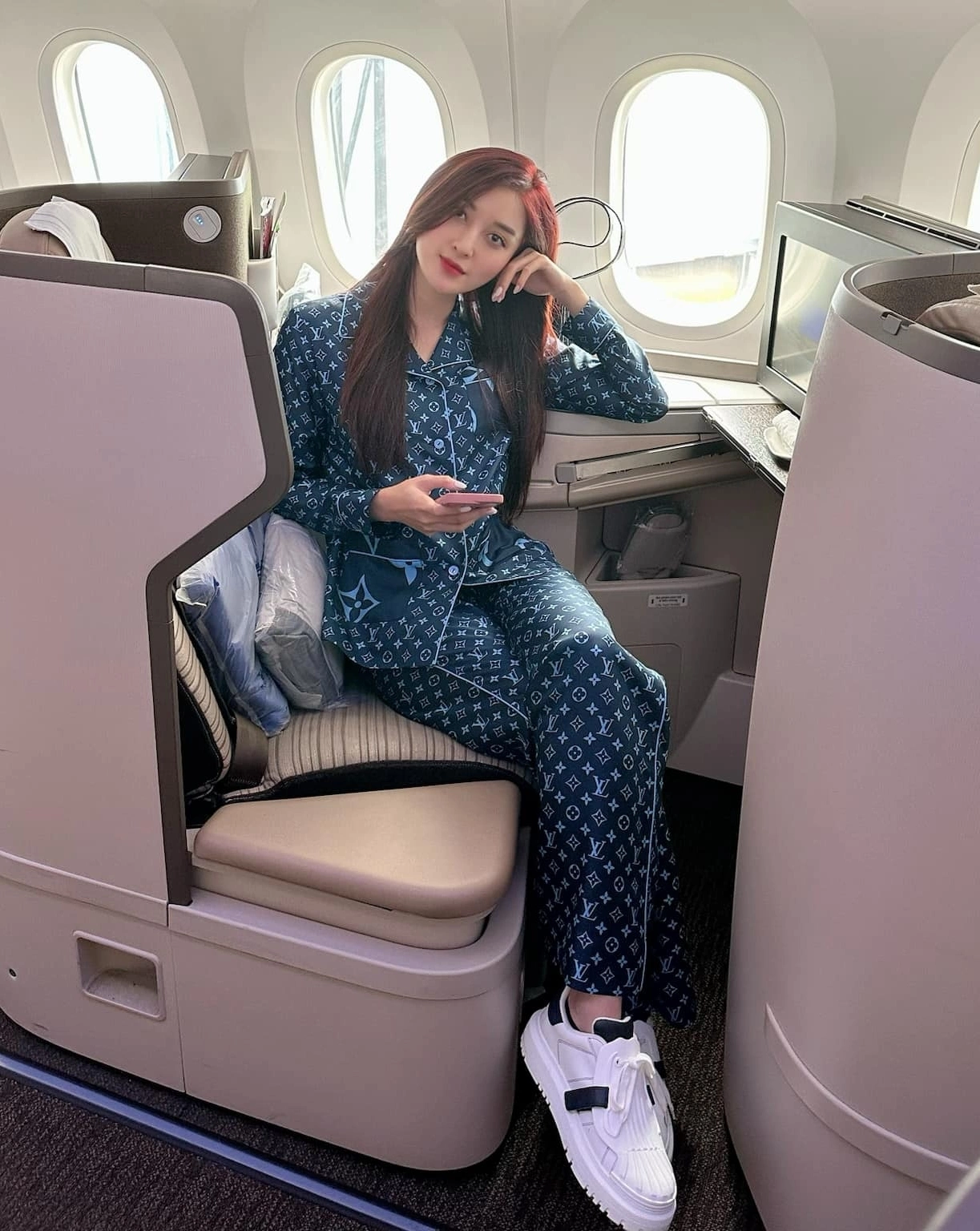 Không chỉ mua sắm đồ mặc thường ngày, cô còn mạnh tay chi tiền mua đồ ngủ bằng lụa cao cấp của các nhà mốt đình đám, mỗi bộ hơn 100 triệu đồng.
