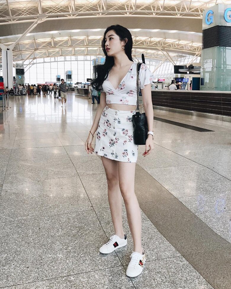 Á hậu Huyền My khoe dáng ở sân bay với crop-top và chân váy phối cùng túi Chanel Gabrielle có giá dao động từ 85 triệu đồng.