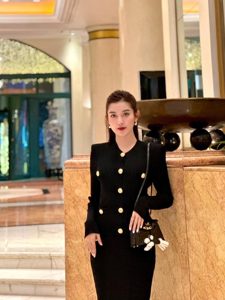 Nàng hậu có cách phối đồ tinh tế khi diện đồ xa xỉ càng giúp nâng tầm phong cách.