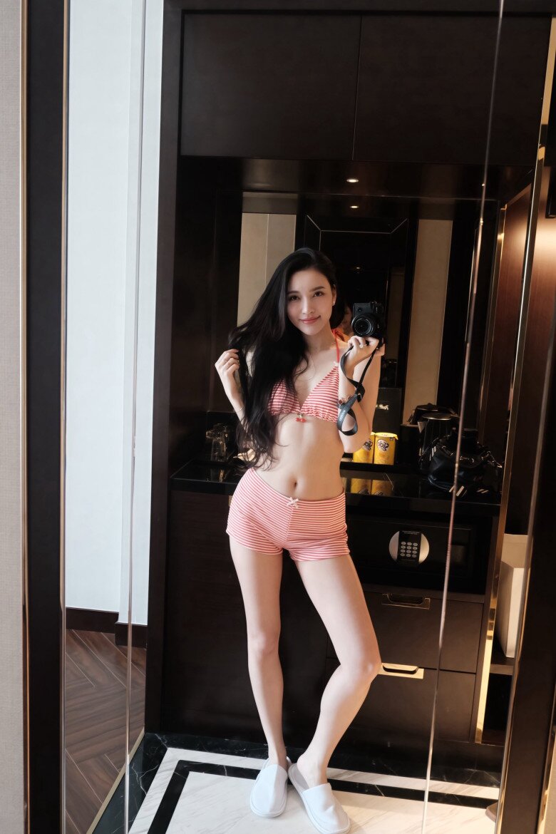 Set đồ bơi kẻ sọc có phần kín đáo hơn của Bích Thủy mang đến hình ảnh vừa trẻ trung vừa gợi cảm. Kiểu dáng đơn giản nhưng tinh nghịch, kết hợp mái tóc xõa tự nhiên giúp cô toát lên vẻ năng động, gần gũi nhưng vẫn đầy cuốn hút.
