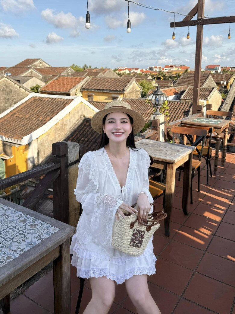 Gu thời trang đời thường của Bích Thủy có phần kín đáo hơn so với khi diện đồ bơi.