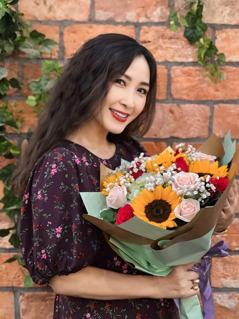 Không cần nhờ tới dao kéo, Khánh Huyền vẫn rạng rỡ với vẻ đẹp tự nhiên bao năm không đổi.