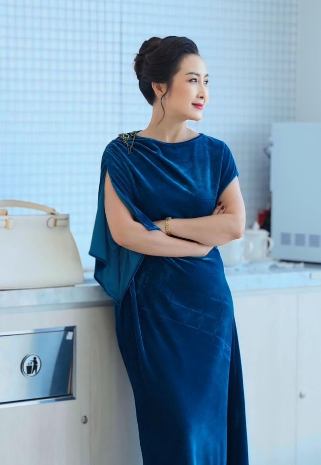  Nhiều người xem dành lời khen cho phong cách thời trang tinh tế, sang trọng của bà Lý cùng kiểu tóc và cách trang điểm đúng chất kiêu sa.