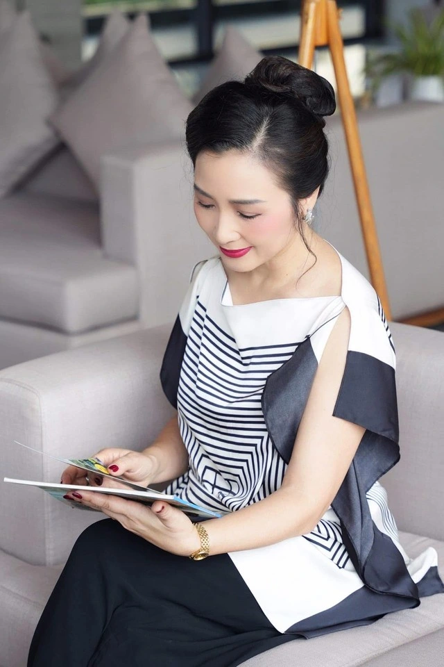 Diễn viên Khánh Huyền gây chú ý khi trở lại màn ảnh với vai diễn phó chủ tịch hội đồng một trường quốc tế.