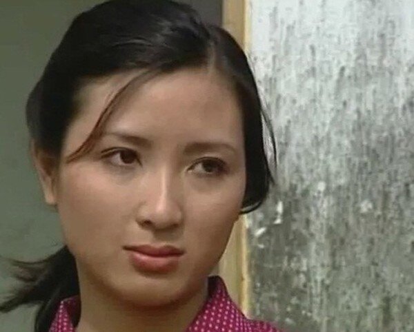 Khánh Huyền trong tạo hình vợ trưởng thôn Quốc Tuấn phim Người thổi tù và hàng tổng. Lúc này cô đã 29 tuổi, gương mặt tròn phúc hậu của cô khi ấy làm toát lên nét đằm thắm của người phụ nữ Á Đông