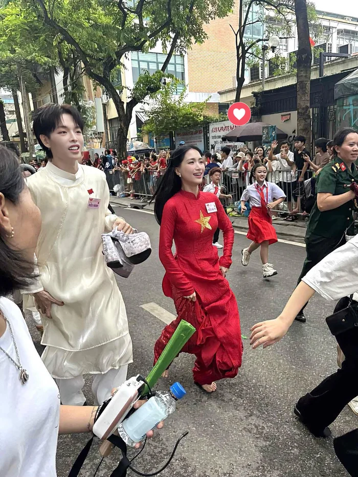 Hòa Minzy đi chân trần, hớt hải chạy cùng Đức Phúc. Trên tay nam ca sĩ chính là đôi cao gót lênh khênh của đàn chị.
