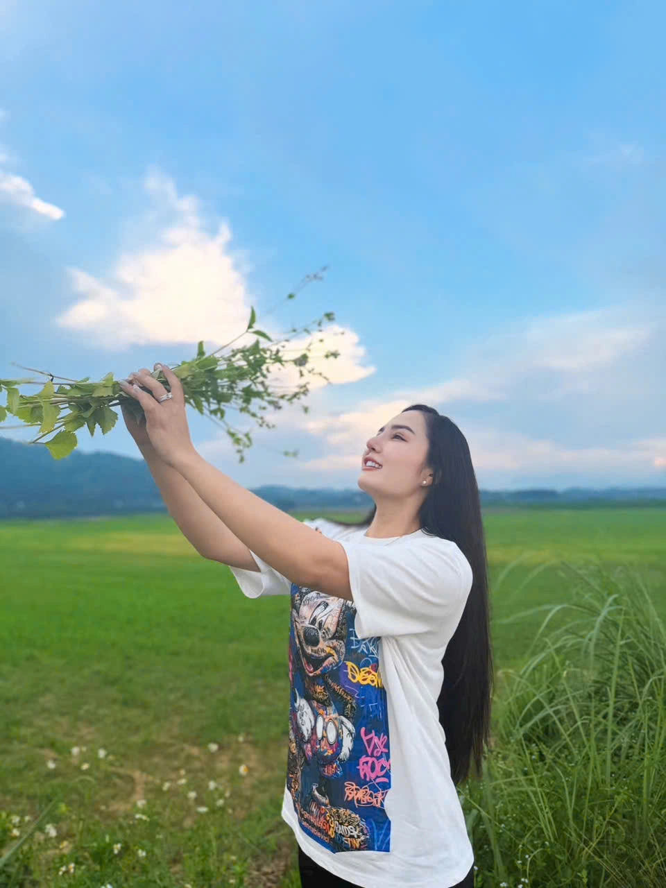 Cô ăn mặc đơn giản, thoải mái hơn khi không khoác lên mình bộ quân phục.