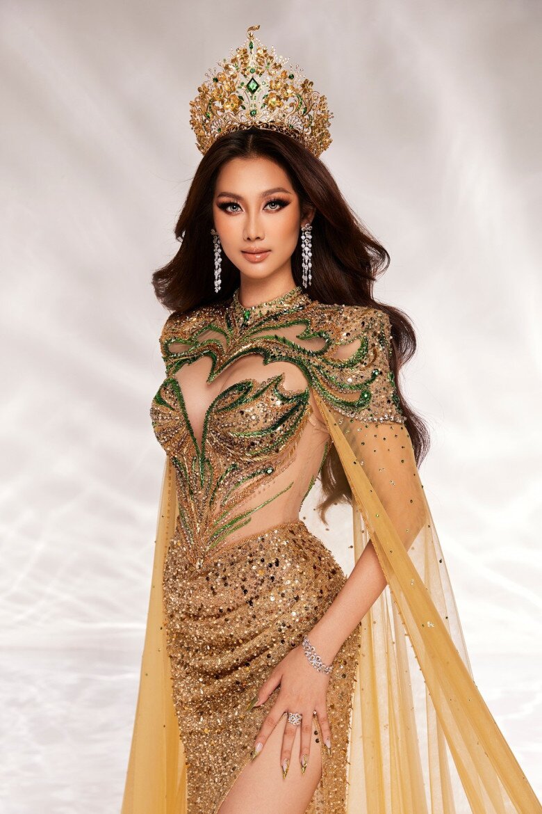 Thời điểm mới đăng quang, Quế Anh bị so sánh khả năng ứng xử, kỹ năng lẫn sắc vóc của cô không ấn tượng bằng Hạnh Nguyên - thí sinh dừng chân ở vị trí Á hậu 1.