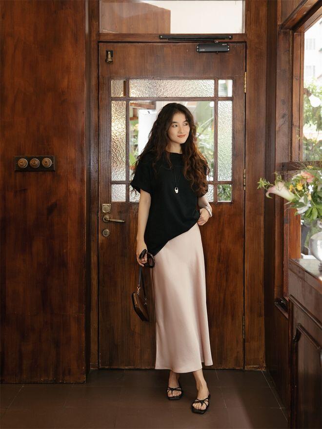 Mặc áo phông kiểu boyfriend và chỉ cần sơ vin một bên gấu áo cũng có thể che bụng, tối ưu hóa tỷ lệ cơ thể và không khiến bạn trông thấp hơn.