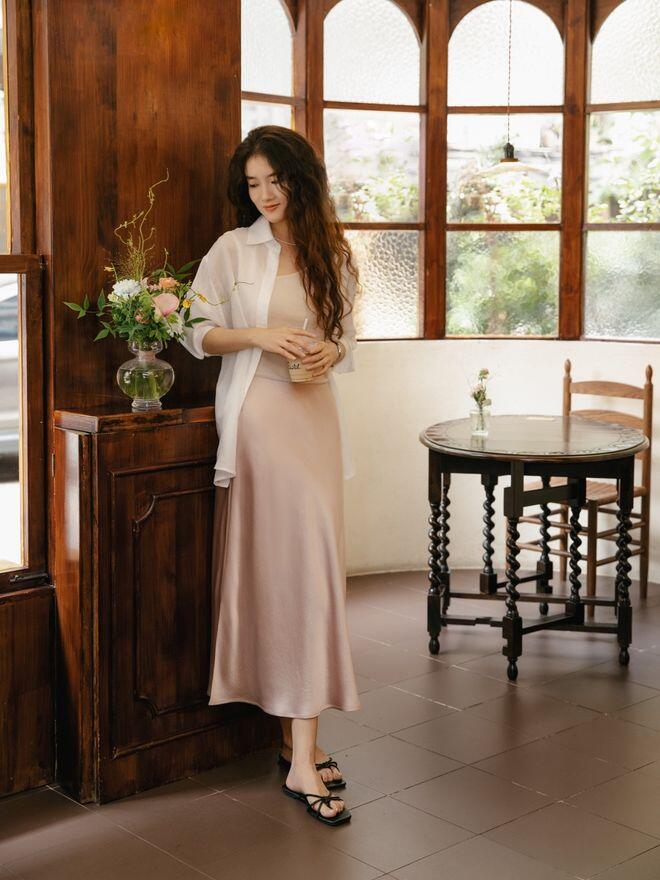 Bạn có thể kết hợp áo 2 dây với sơ mi trắng để tăng thêm sự tươi trẻ.