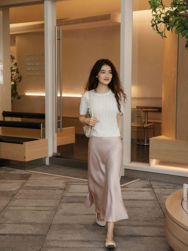 Khi đi làm, bạn có thể kết hợp với áo dệt kim tay ngắn màu trắng.
