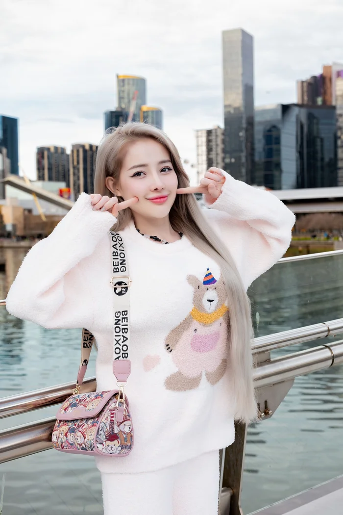 Nữ DJ từng có thời gian giữ được dáng mũi thon dài.