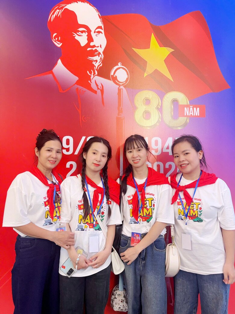 Gia đình bạn Đỗ Thị Thu Trang (đứng thứ 2 từ trái sang) cùng mặc đồng phục đẹp mắt đến tham gia chương trình.
