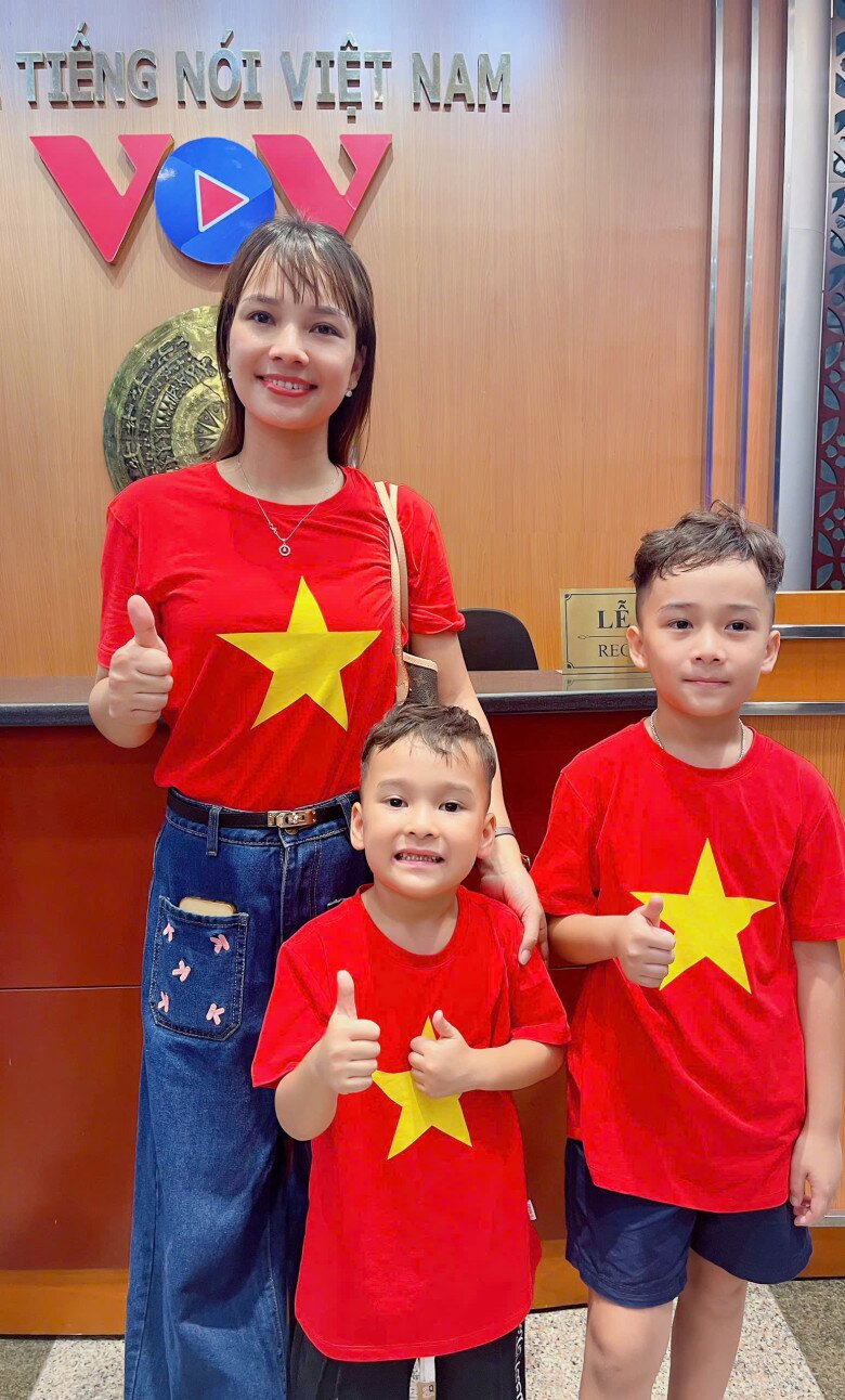 Chị Ngân và 2 con trai rất hào hứng khi được tham gia trải nghiệm.
