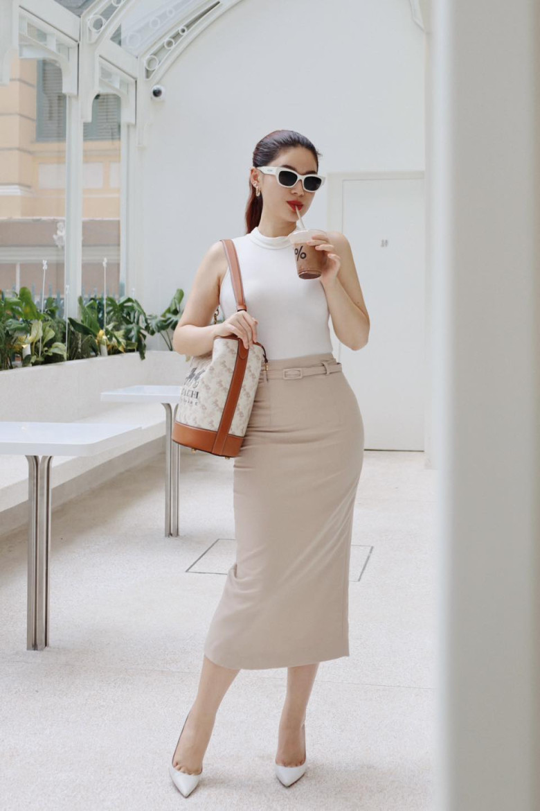 Kèm với việc mặc trang phục local brand, nữ diễn viên sẽ “chịu khó” mix amp; match chúng với các phụ kiện: túi, giày, đồng hồ, trang sức,... có giá trị của các thương hiệu lớn.