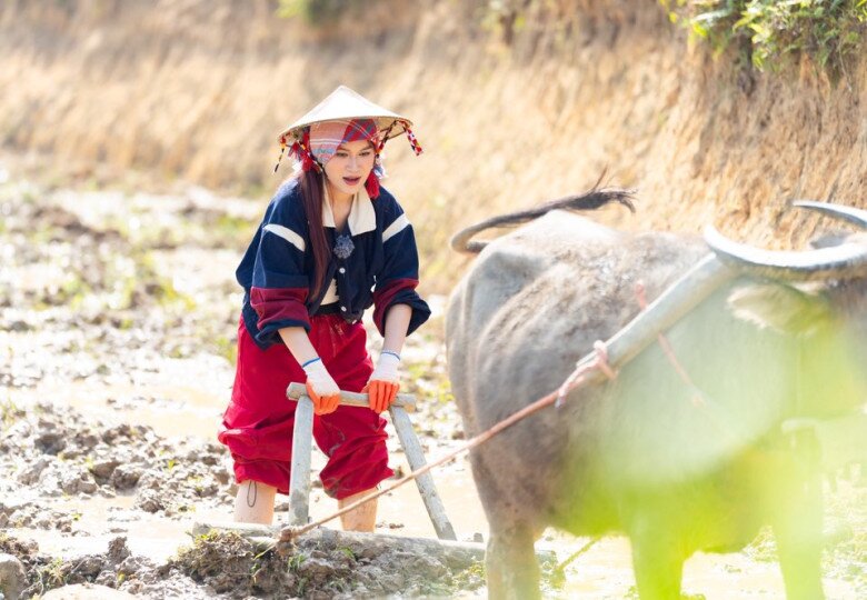 Ngọc Thanh Tâm lăn xả làm đủ mọi công việc nhà nông mà không hề kêu than giúp cô nhận được nhiều thiện cảm.