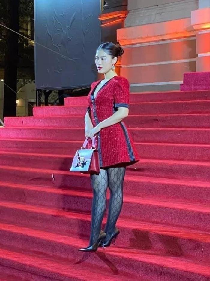 Không phải lúc nào diện đồ hiệu cũng “sang”, nữ diễn viên thường xuyên vướng vào những ý kiến trái chiều về thời trang sến súa.