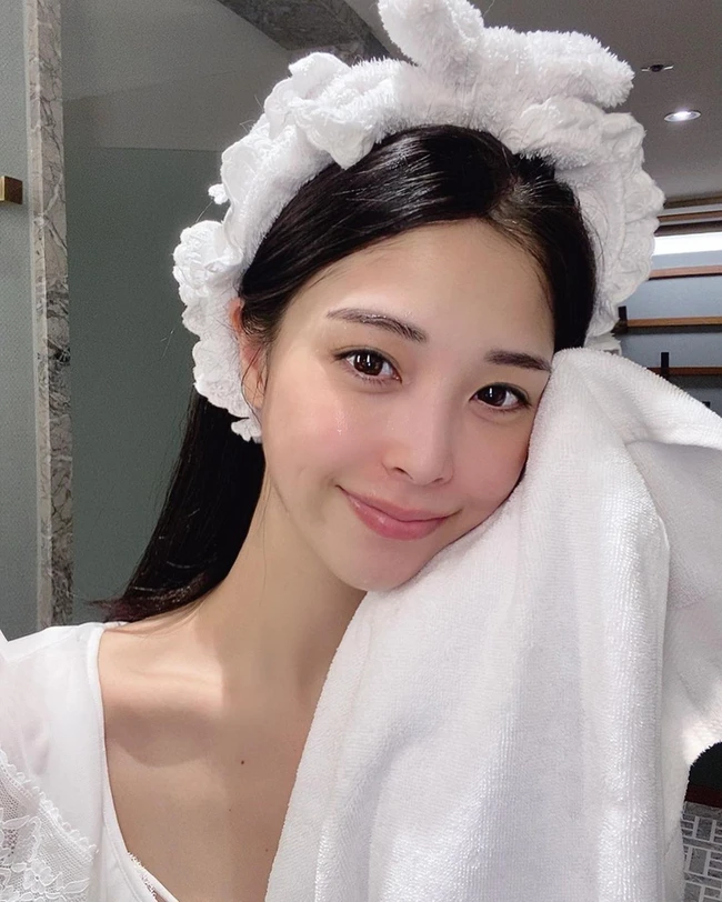 Nếu bạn không có điều kiện chăm sóc da mà lại phải tiếp xúc và làm việc ngoài trời nắng nhiều, nắng gắt thì cần chú trọng bảo vệ chống nắng, bởi nếu chăm sóc nhưng không bảo vệ thì phá nhanh hơn xây.