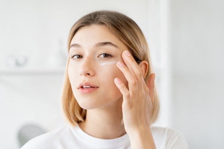 Luôn thoa kem chống nắng có SPF 30 trở lên trước khi ra ngoài 15–30 phút. Ngay cả trong mùa đông hay khi ở trong nhà, đây vẫn là bước không thể thiếu để ngăn ngừa lão hóa sớm và bảo vệ làn da tối ưu.