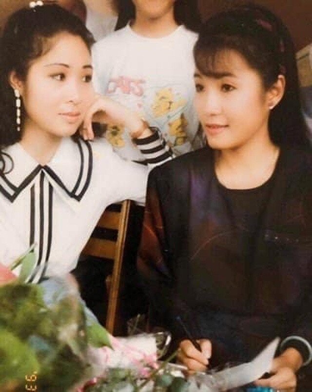 Hồng Đào đọ sắc cùng bạn thân là nghệ sĩ Hồng Vân. Cả 2 có vẻ đẹp tương đồng nhau.