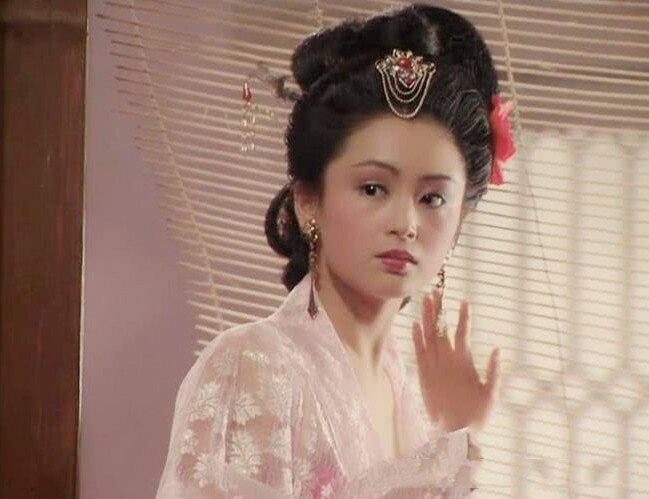 Cô từng được ca ngợi là Điêu Thuyền đẹp nhất màn ảnh, một danh xưng đến nay vẫn chưa ai có thể vượt qua, khiến vai diễn của Trần Hồng trở thành tượng đài khó thay thế.