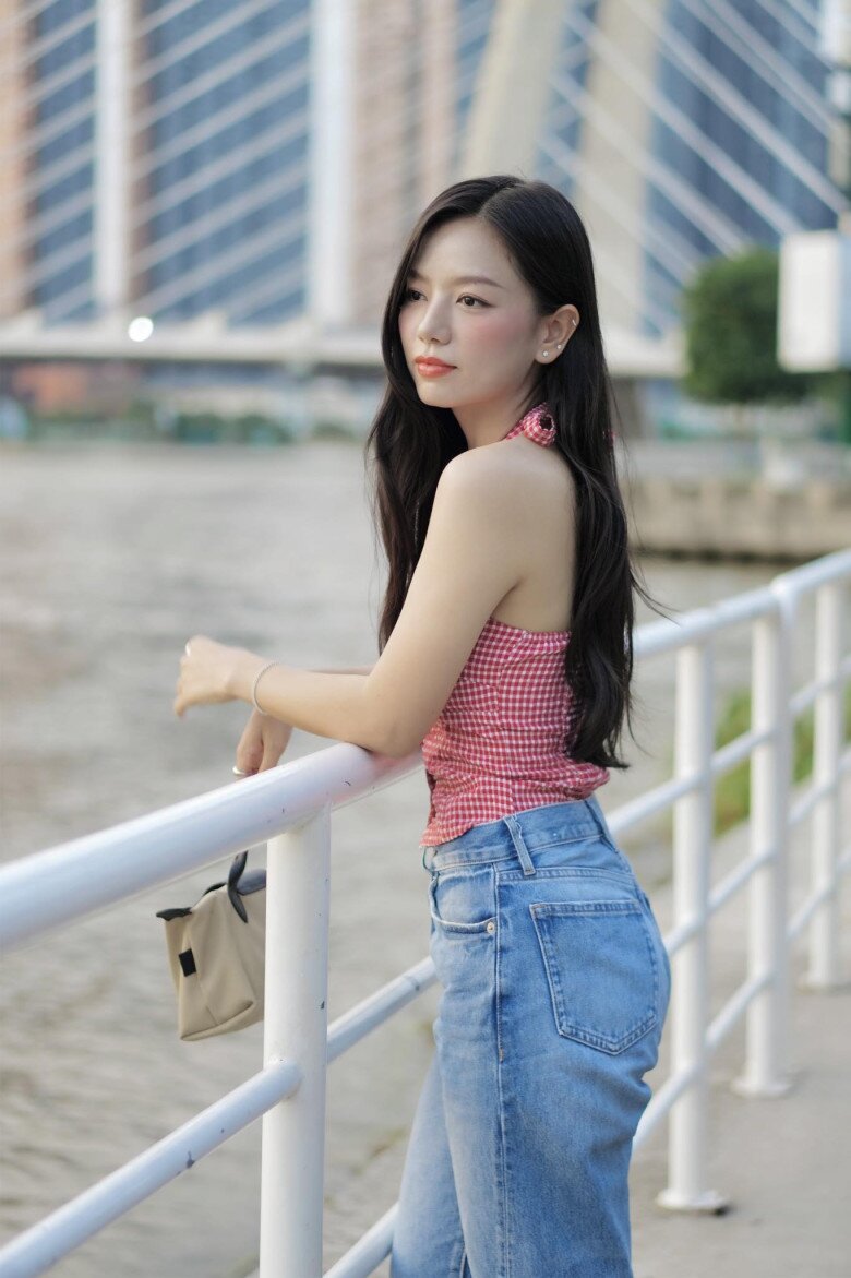 Cô nàng cũng ưa thích những trang phục khoe khóe sự gợi cảm một cách tinh tế như áo hở lưng.