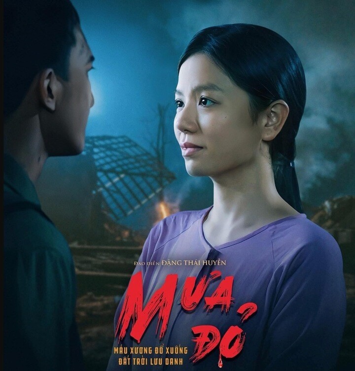 Trong Mưa đỏ, Lê Hạ Anh vào vai cô gái lái đò tên Hồng gan dạ, can trường.