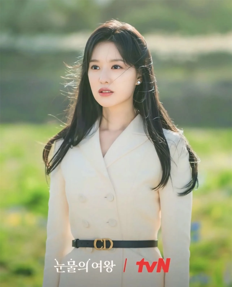 Cô cũng được nhận xét có nét phảng phất của Kim Ji Won vốn nổi tiếng nhờ loạt bom tấn như Hậu Duệ Mặt Trời hay Queen of Tears.