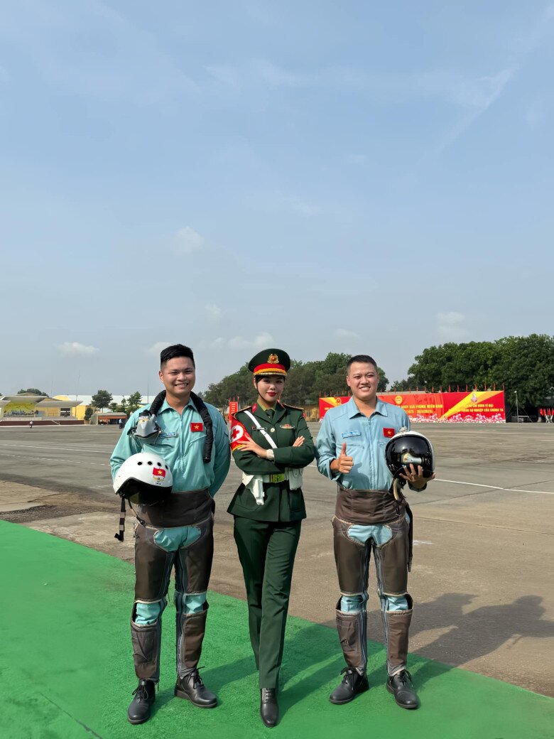 Dù phải tập luyện liên tục dưới cái nắng gắt suốt nhiều tháng, Lâm Phương vẫn luôn giữ được thần thái rạng rỡ và nụ cười tươi tắn,
