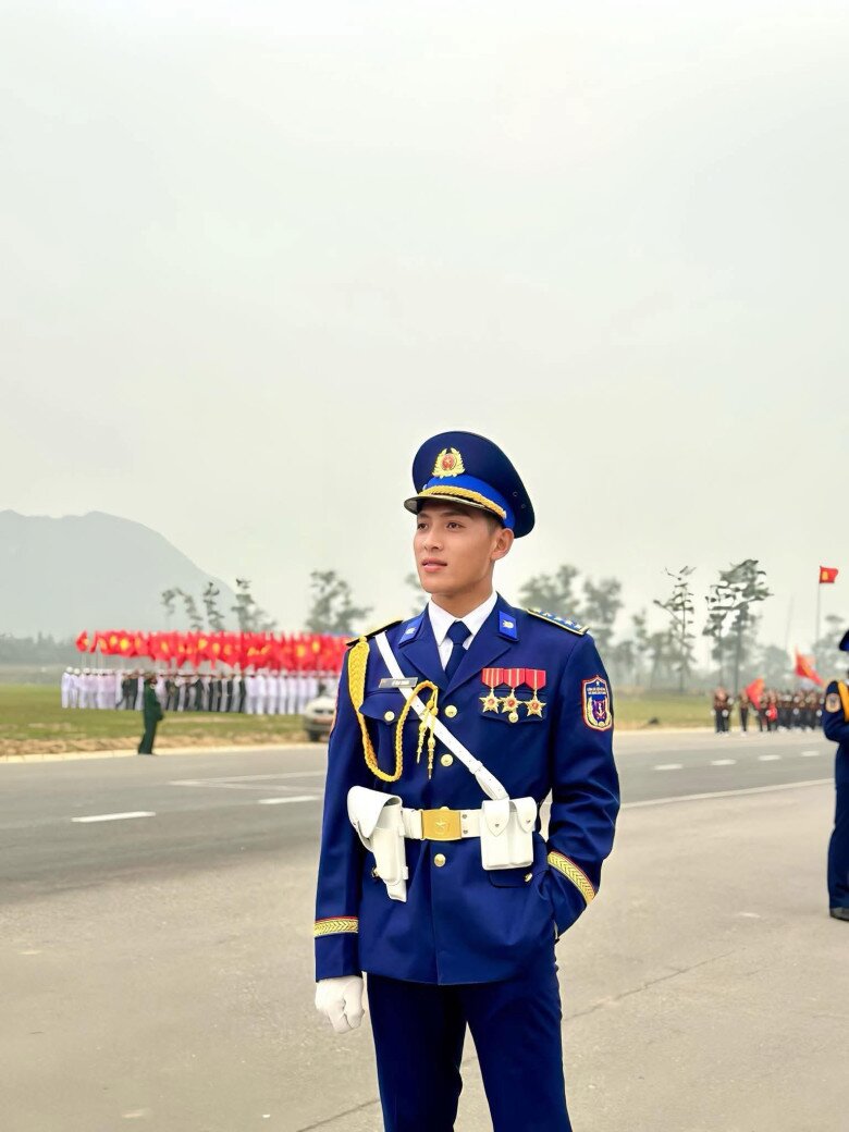 . Ngoại hình cao ráo, gọn gàng càng tôn thêm hình ảnh chuẩn mực của một chiến sĩ Cảnh sát biển.