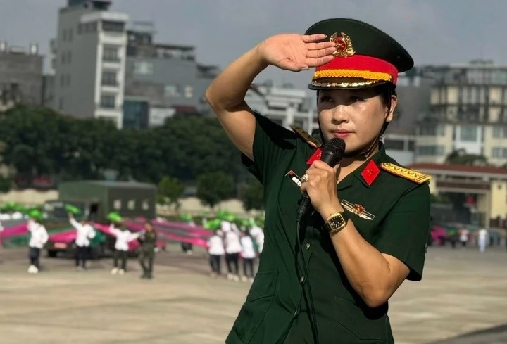 Nhan sắc đời thường trẻ trung của amp;#34;nữ tướng sân cỏamp;#34; mang hàm Đại tá làm Tổng đạo diễn khối nghi trượng A80 - 2