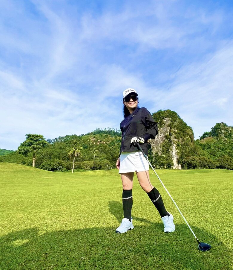 Bộ môn thể thao sang chảnh như golf cũng là sở thích của vị Đại tá xinh đẹp và tài năng.