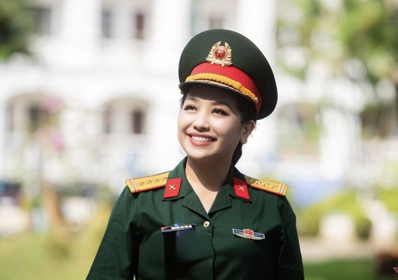 Ngoài 50 tuổi, NSND Thu Hà vẫn trẻ trung và rạng rỡ khi khoác lên người bộ quân phục.