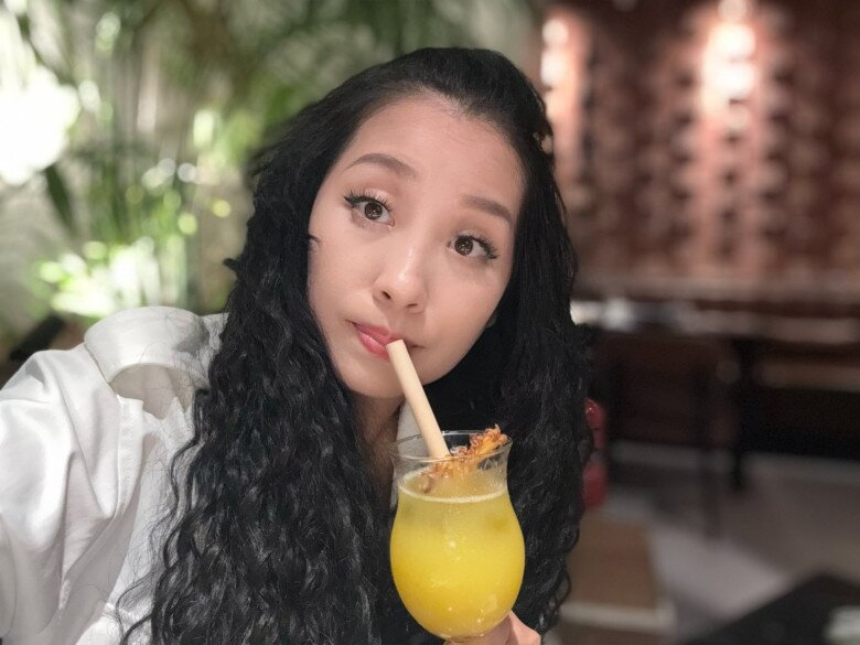 Ở đời thường, nữ nghệ sĩ cá tính và năng động chẳng thua kém những cô gái trẻ.