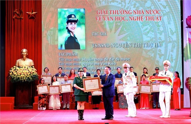 NSND Thu Hà nhận Giải thưởng Nhà nước.