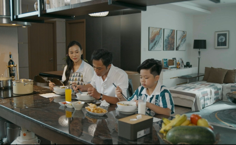 Phương Oanh được khen ngợi toát ra khí chất sang chảnh của phu nhân tổng tài song biểu cảm gương mặt của cô bị chê có phần đơ cứng, thiếu sự kết nối với nam diễn viên Doãn Quốc Đam.