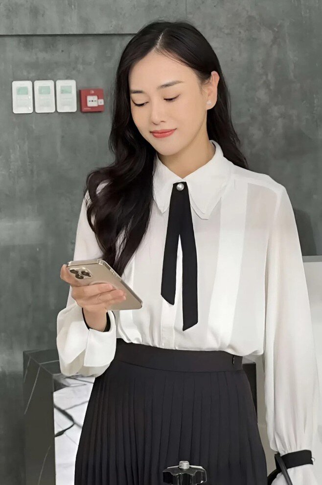 Phong cách thời trang của cô sang đẹp, thanh lịch.
