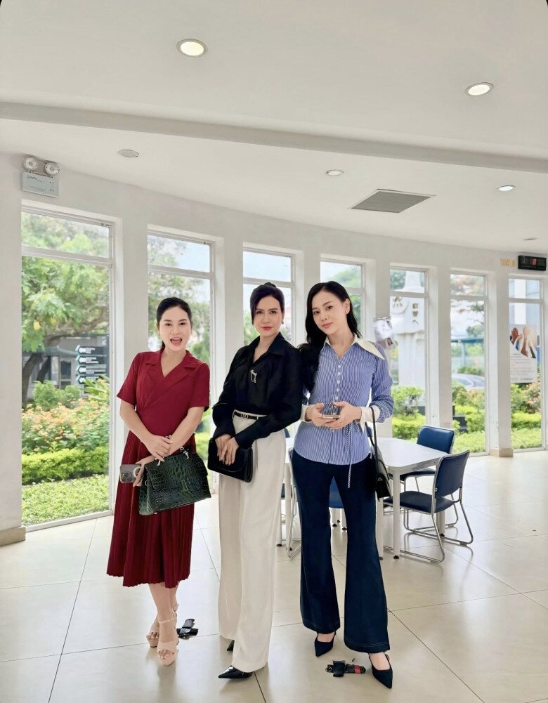 Áo sơ mi là trang phục được Phương Oanh ứng dụng nhiều và sử dụng đa dạng kiểu dáng.