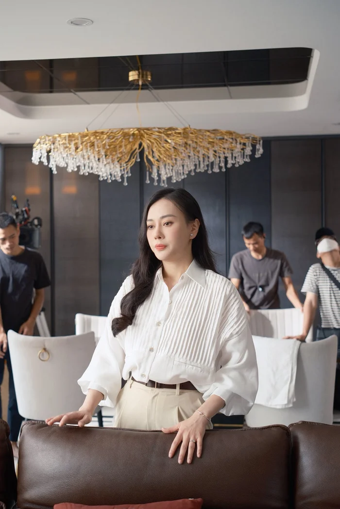 Cô nàng khéo léo kết hợp với những items thanh lịch khác như chân váy xếp ly cạp cao để tôn dáng mà vẫn lịch sự.