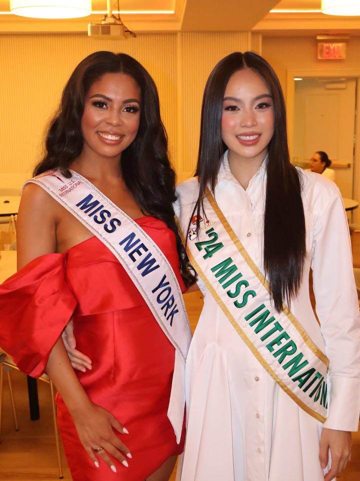 Thanh Thủy chụp ảnh kỷ niệm cùng Miss New York.