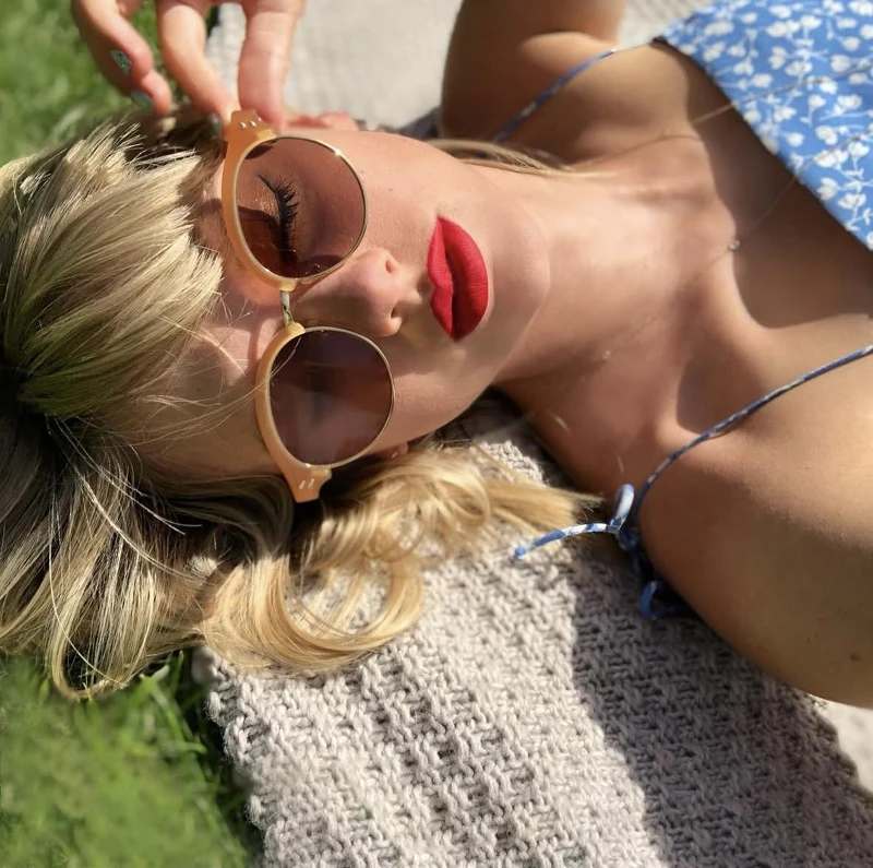 Kem chống nắng là món đồ không bao giờ thiếu với Taylor Swift.