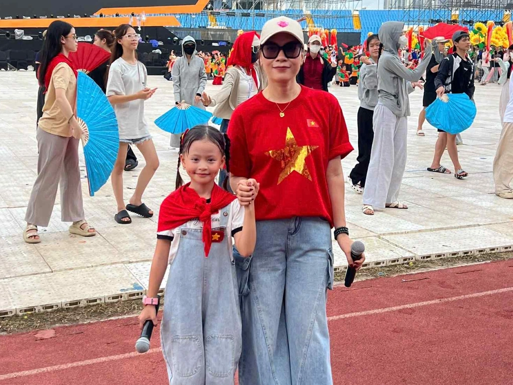 Mỹ Tâm cùng bé Hà Thủy Tiên biểu diễn trong lễ diễu binh, diễu hành cấp Quốc gia kỷ niệm 80 năm Quốc khánh nước Cộng hòa xã hội chủ nghĩa Việt Nam (A80)