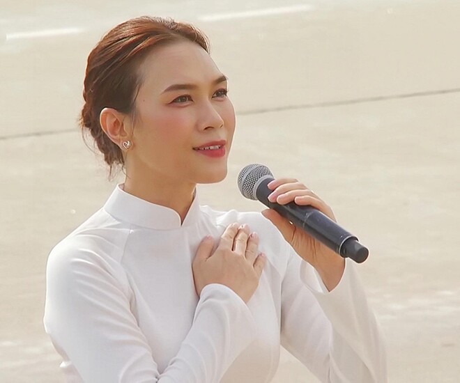 Giọng hát của Mỹ Tâm cất lên trong đại lễ khiến bao người rưng rưng nước mắt.