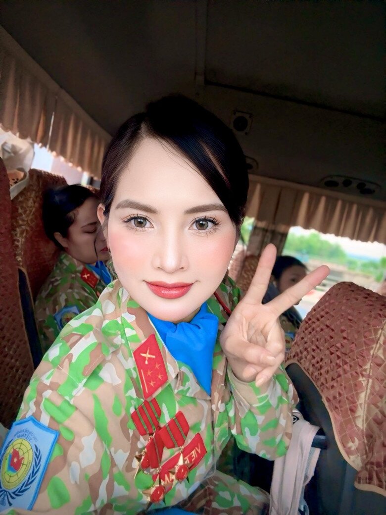 Gương mặt cực sáng của nữ trung úy.