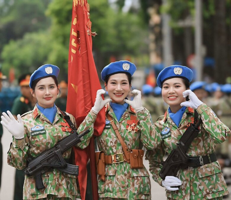 Trung úy Chu Quỳnh Phương (ngoài cùng bên trái) cùng các chiến sĩ bảo vệ quân kỳ, khối nữ chiến sỹ giữ gìn hòa bình Việt Nam. 