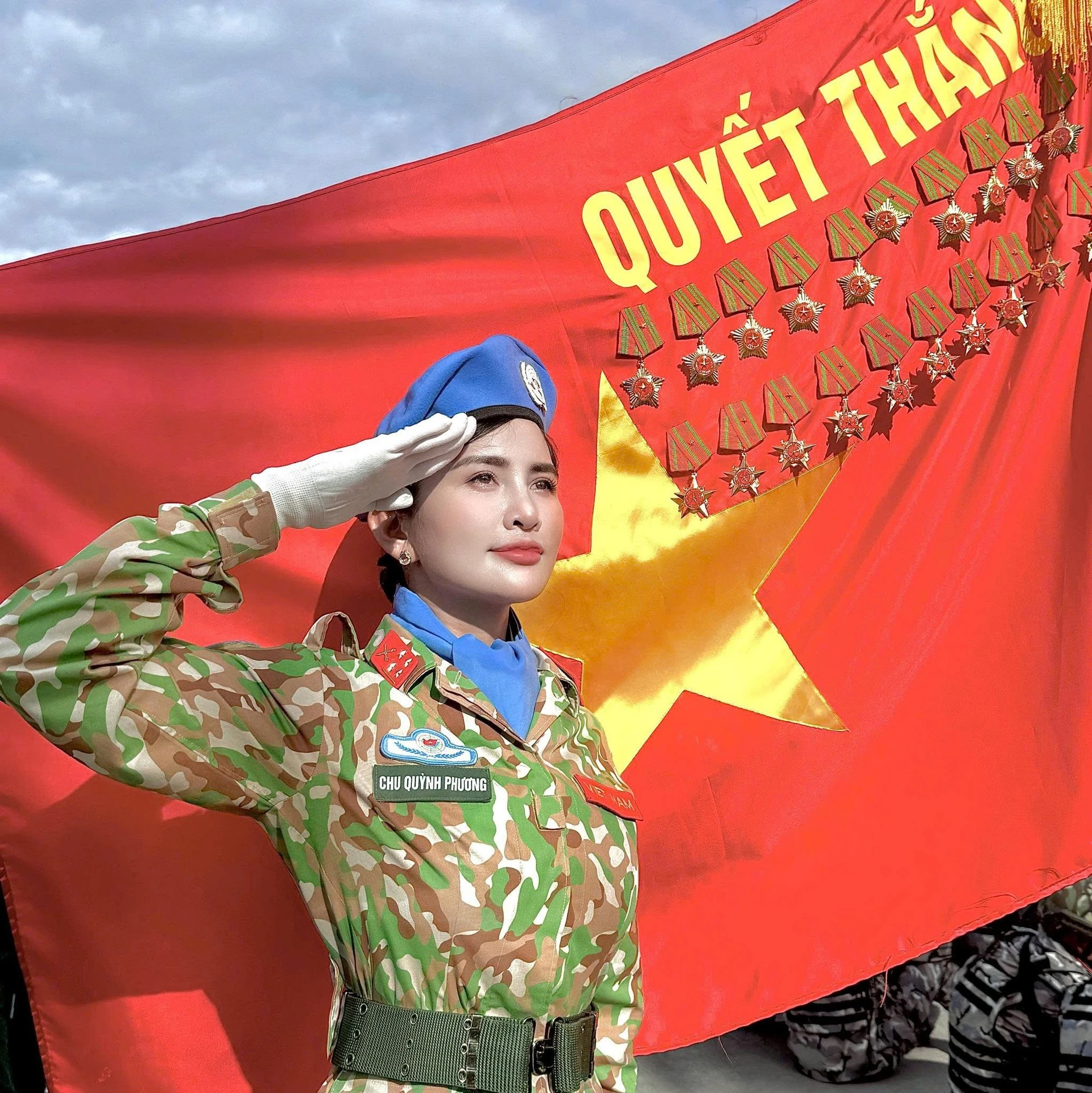 Nữ trung úy xinh đẹp Chu Quỳnh Phương flex về truyền thống gia đình và tự hào khi tiếp nối ông và chú tham gia diễu binh.