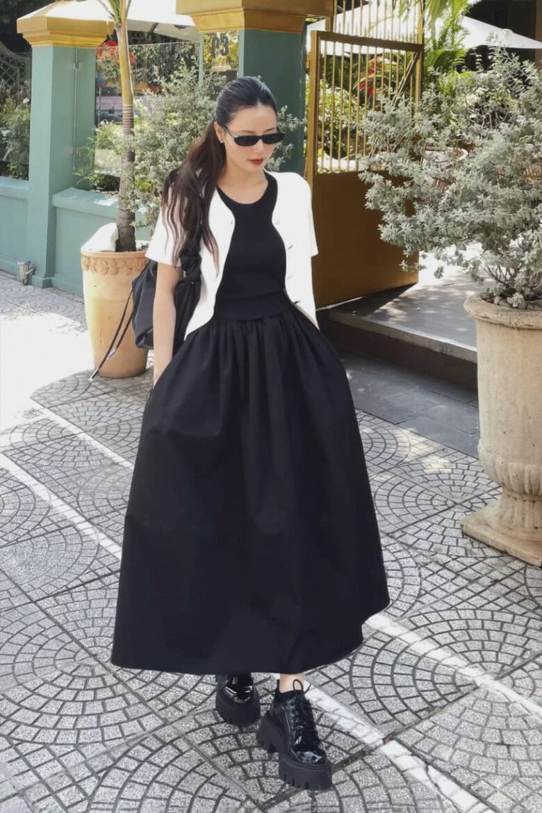 Midu khoe outfit lên giảng đường với phong cách trẻ trung khi mix đầm đen liền thân cùng áo khoác lửng trắng đối lập, hoàn thiện bằng đôi Oxford độn đế giúp tổng thể vừa gọn gàng vừa năng động.