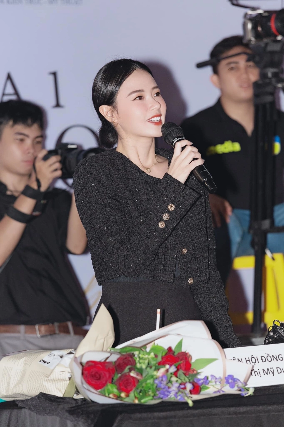 Midu yêu thích những trang phục làm từ vải tweet trông sang chảnh và thời thượng.