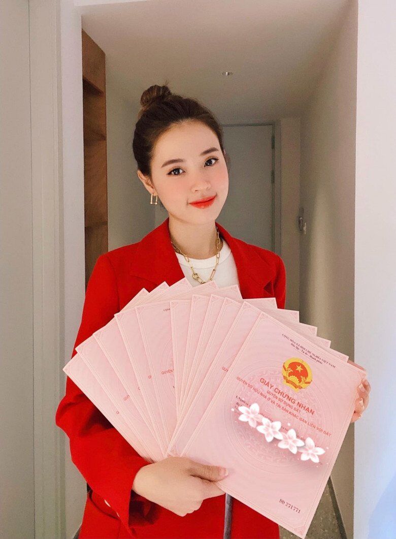Chọn váy áo du lịch tôn dáng như Hà Anh