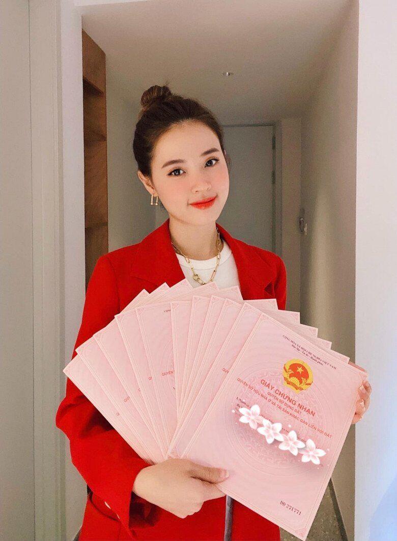 Midu là nữ giảng viên xinh đẹp, có gu ăn mặc thời thượng và khối tài sản không hề nhỏ.